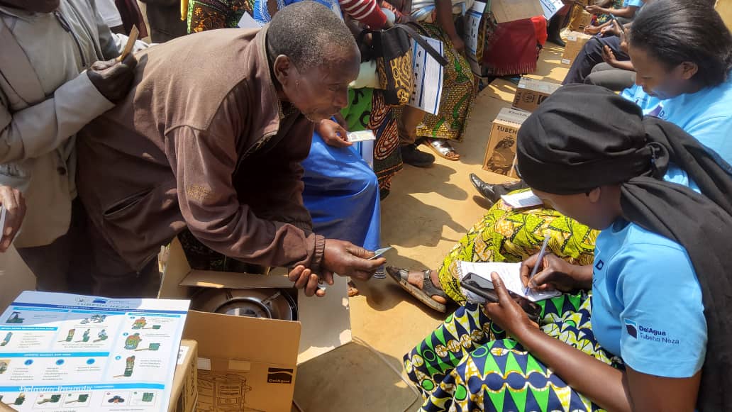DelAguaStoves's tweet photo. Distributions update: Free stove distributions are underway in @Nyamasheke district where 18,446 fuel efficient stoves have been distributed across the district so far. 
This brings the total number of distributions this year to 76,227.
#TubehoNeza #CleanCooking https://t.co/9Ayz47x2N8