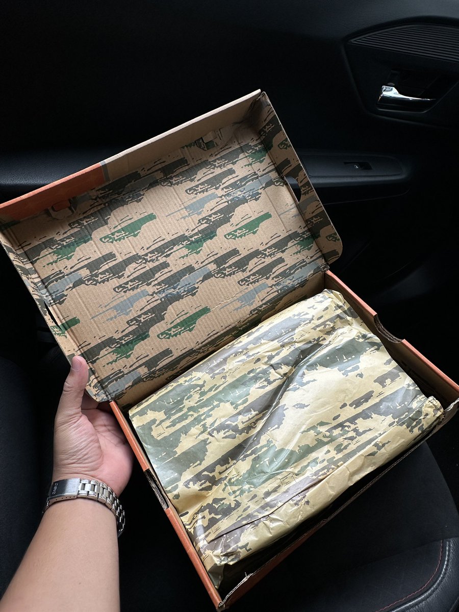 HundredsCrews's tweet photo. Kasut apa ni? 🤨 https://t.co/lBfkaXBP9s