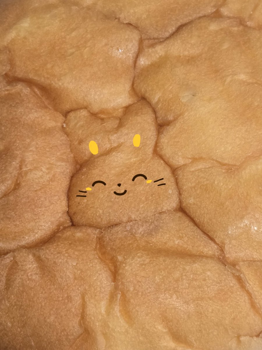 토끼빵 딱 모닝빵에 딸기쨈이랑 크림 넣은 정석의 맛임 맛있다