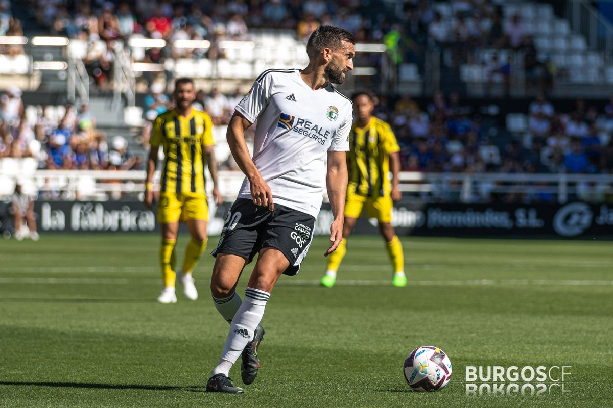 ¡Qué bueno que volviste! Desde su regreso está a un nivel mayúsculo. No le quema el balón en los pies, filtra pases que rompen líneas, desplazamientos largos o proyectarse sin miedo hacia arriba... 

Central completísimo, ojalá mantenga el nivel mucho tiempo en el <a href="/Burgos_CF/">Burgos Club de Fútbol</a>.