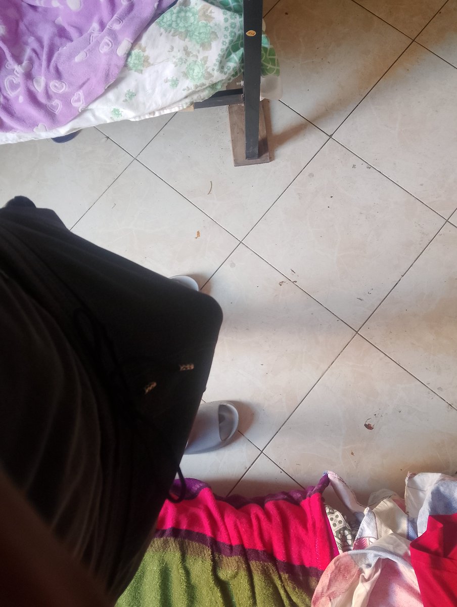 بصحي من النوم بلاقيه واقف كده والله 
مفيش حل
خايف حد يشوف وانا نايم وزبري واقف😂