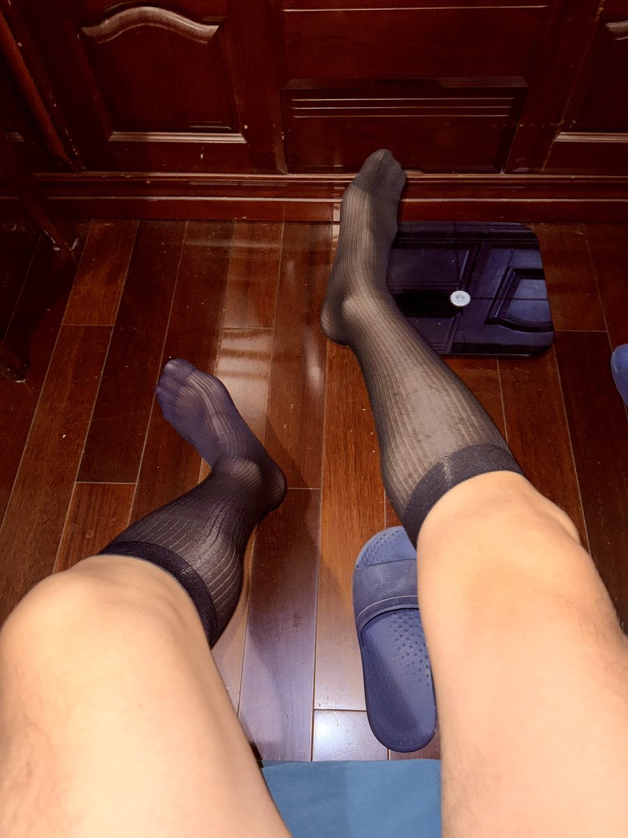 Mtxionglu's tweet photo. 黑丝袜雄鹿上线。下一步是不是要正装👔安排上？穿黑丝可以踩你的脸和鸡巴吗 https://t.co/4z4hRzCysi