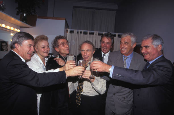 Jean-Paul Belmondo, Guy Bedos, Alain Delon, Darry Cowl, Jean-Claude Brialy et Pierre Richard entourent Muriel Robin dans sa loge en novembre 1994 à Paris