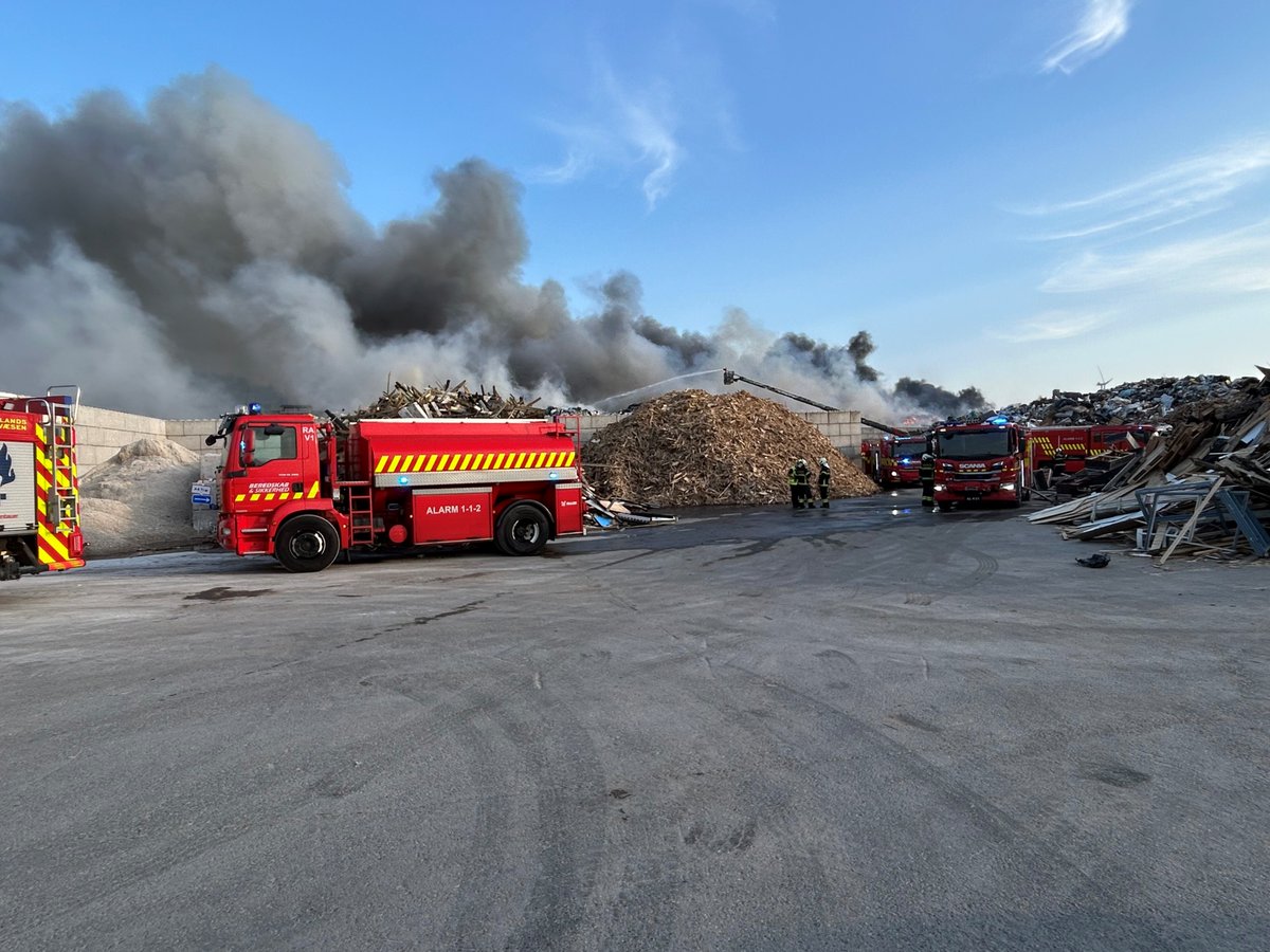 Information for borgerne i Randers (Sydbyen). Vi får mange henvendelser fra borgere vedrørende røgen fra affaldsbranden i Randers Syd. Man skal så vidt muligt holde sig ude af røgfanen, lukke vinduer og slukke for ventilationen - såfremt man oplever gener fra røgen.