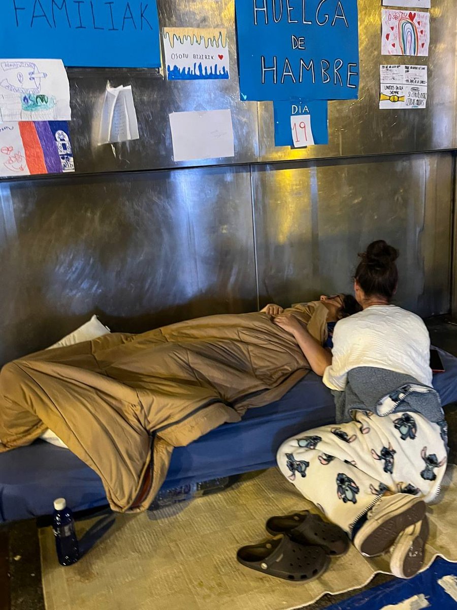 Gau txar bat, eta honekin dagoeneko 19 dira, gure kide Agurnerentzat. Oraindik ere ez dugu erantzunik jaso <a href="/BegonaPedrosa/">Begoña Pedrosa</a>, <a href="/hezkuntzaEJGV/">Hezkuntza Saila - Departamento de Educación</a>, <a href="/Imanol_Pradales/">Imanol Pradales</a> eta <a href="/Gob_eus/">Eusko Jaurlaritza - Gobierno Vasco</a>-engandik.

Ez dugu email miserable bat ere jaso.

Ez dugu etsiko.

#osotubizirik #osotugosegreban