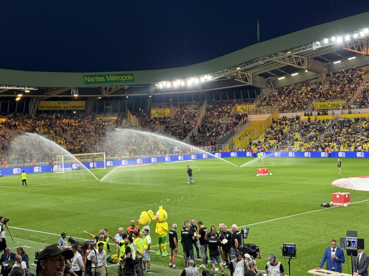 Christophe Grison (@agritof60) on Twitter photo Irriguer du maïs pour notre souveraineté 🇫🇷 c’est mal mais irriguer quatre fois la pelouse pendant le match pas de problème🤔 <a href="/carole_zakine/">Zakine Carole</a> <a href="/FNSEA/">La FNSEA</a> <a href="/Irrigants_Fr/">Irrigants de France</a> <a href="/Fragritwittos/">FranceAgritwittos♥️</a> <a href="/AGPM_mais/">AGPM</a> <a href="/AGPB_Cerealiers/">AGPB-Les Nouveaux Céréaliers</a> <a href="/plumedeschamps/">Eric de LA CHESNAIS</a> <a href="/emma_ducros/">Emmanuelle Ducros</a> <a href="/moreaujb23/">Jean-Baptiste Moreau</a> <a href="/DesrumauxRegis/">Régis Desrumaux</a> <a href="/Arvalisofficiel/">ARVALIS</a> Irriguer du maïs pour notre souveraineté 🇫🇷 c’est mal mais irriguer quatre fois la pelouse pendant le match pas de problème🤔 <a href="/carole_zakine/">Zakine Carole</a> <a href="/FNSEA/">La FNSEA</a> <a href="/Irrigants_Fr/">Irrigants de France</a> <a href="/Fragritwittos/">FranceAgritwittos♥️</a> <a href="/AGPM_mais/">AGPM</a> <a href="/AGPB_Cerealiers/">AGPB-Les Nouveaux Céréaliers</a> <a href="/plumedeschamps/">Eric de LA CHESNAIS</a> <a href="/emma_ducros/">Emmanuelle Ducros</a> <a href="/moreaujb23/">Jean-Baptiste Moreau</a> <a href="/DesrumauxRegis/">Régis Desrumaux</a> <a href="/Arvalisofficiel/">ARVALIS</a>