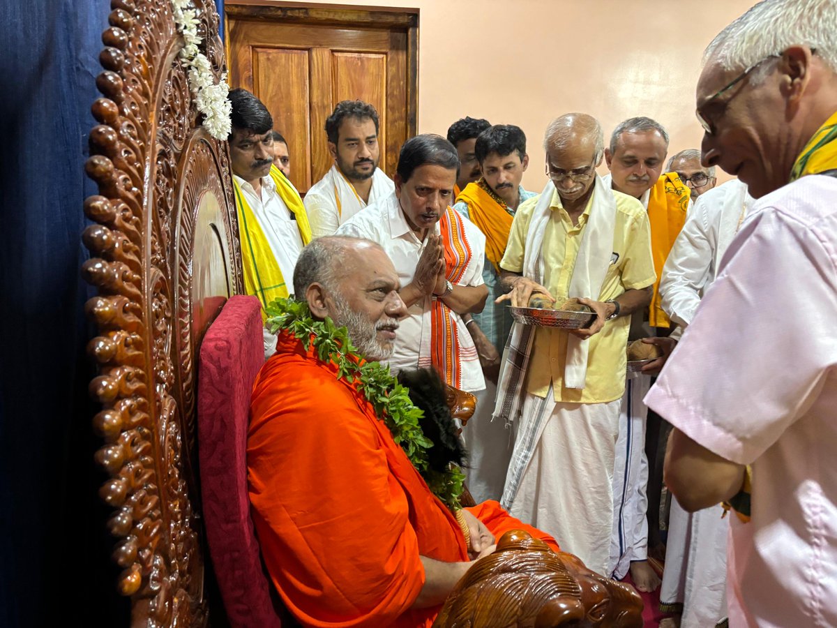 ಕುಮಟಾದ ಕೋನಳ್ಳಿಯಲ್ಲಿ.ವಿಶ್ವಾವಸು ಸಂವತ್ಸರದ ಚಾತುರ್ಮಾಸ್ಯ ವ್ರತದೀಕ್ಷೆಯಲ್ಲಿರುವ ಉಜಿರೆಯ ಮಹಾಮಂಡಲೇಶ್ವರ 1008 ಶ್ರೀ ಬ್ರಹ್ಮಾನಂದ ಸರಸ್ವತಿ ಸ್ವಾಮೀಜಿಯವರ ದರ್ಶನ - ಆಶೀರ್ವಾದವನ್ನು ಪಡೆದ ಶ್ರೀಮಠದ ಸಂಘಟನಾ ವ್ಯವಸ್ಥೆಯ ಕುಮಟಾ ಹೊನ್ನಾವರ ಮಂಡಲಗಳ, ವಿವಿಧ ಅಂಗಸಂಸ್ಥೆಗಳ ಪದಾಧಿಕಾರಿಗಳು ಹಾಗೂ ಲೋಕಸಂಪರ್ಕ ಖಂಡದ ಕಾರ್ಯಕರ್ತರು

17-08-2025