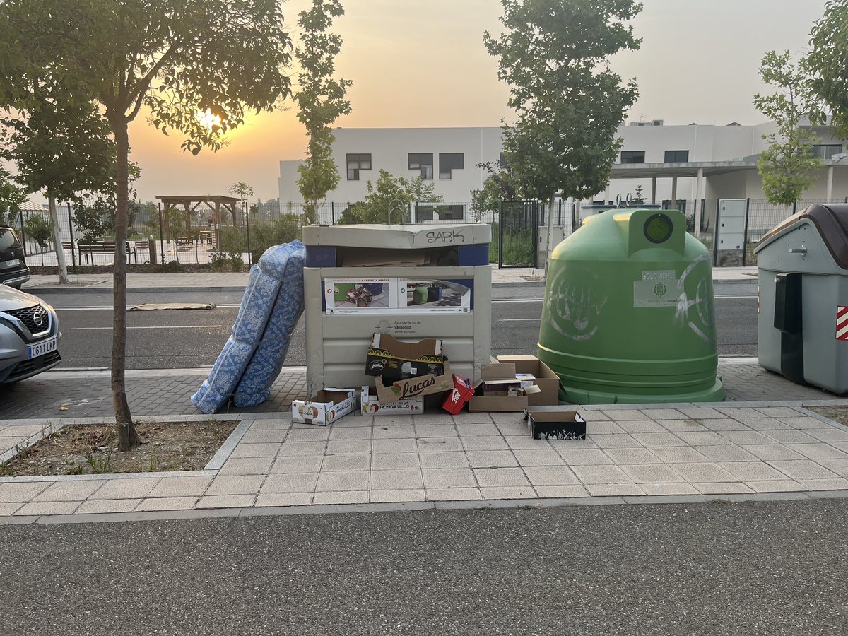 al_23_'s tweet photo. La primera foto es de ayer y las otras dos de hoy. ¿Para esto pagamos tu tasa de basuras @JesusJCarnero @AyuntamientoVLL? ¿Para que esté la ciudad llena de mierda? Y esto no es cosa de un día, #Valladolid lleva todo el verano sucia y asquerosa. Vaya gestión estás haciendo… https://t.co/a3OXB70Z6F