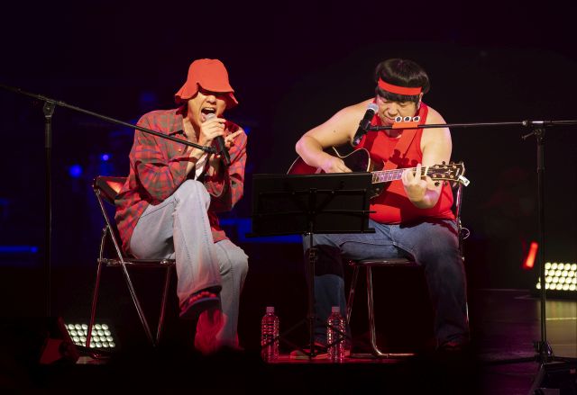 ◤ #赤えんぴつ ◢ バナナマンの2人がコント内で演じている フォーク