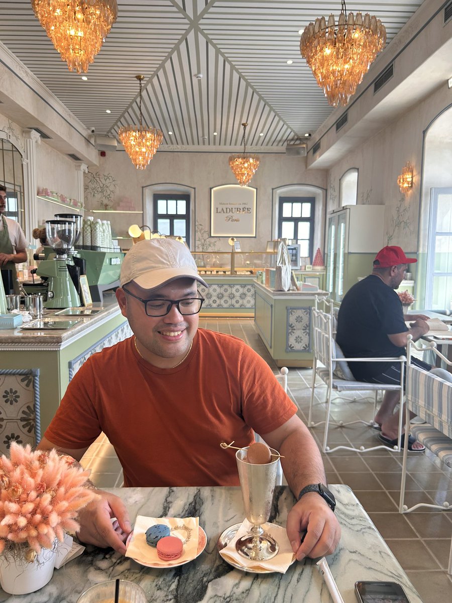 pancittkenton's tweet photo. But first, Ladurée Macarons ✨ 📍Mykonos, 🇬🇷 https://t.co/g2OPea9Eif