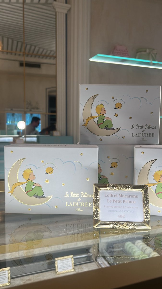 pancittkenton's tweet photo. But first, Ladurée Macarons ✨ 📍Mykonos, 🇬🇷 https://t.co/g2OPea9Eif