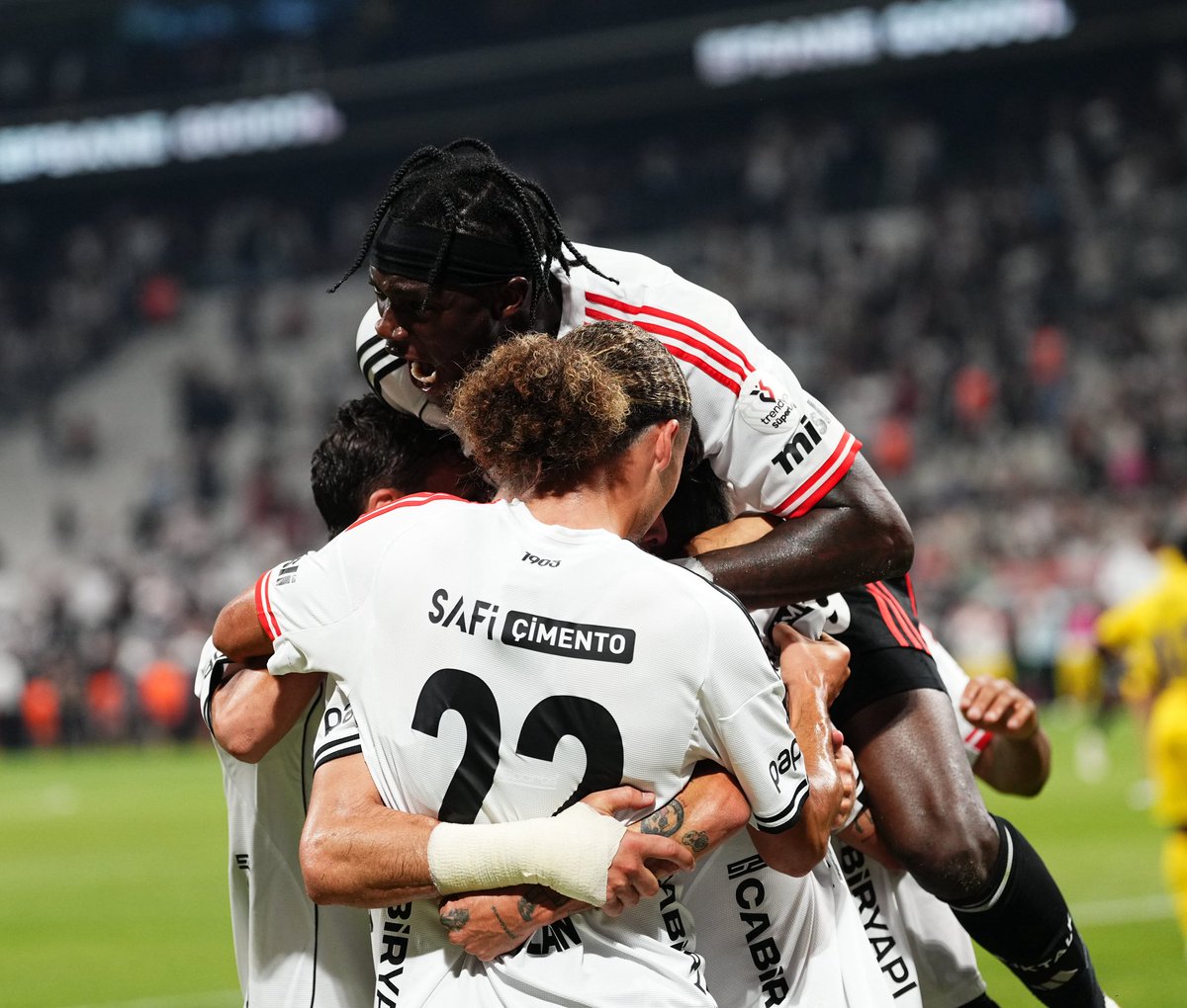 Besiktas's tweet photo. Sezonun ilk maçından kalanlar. 📸 https://t.co/pusQbhVvbM