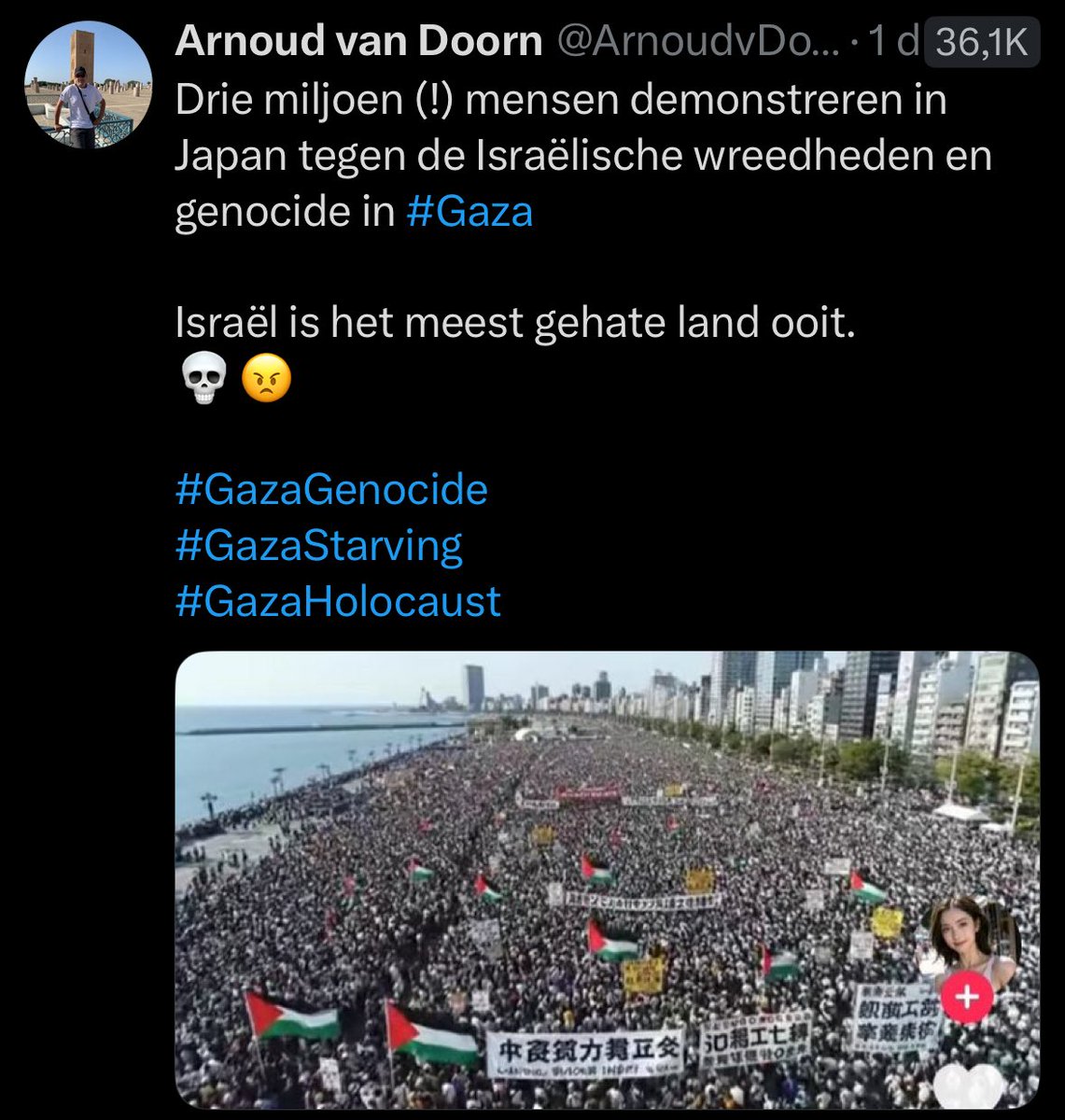 Fake news: de zogenoemde ‘grote’ demonstratie in Japan trok hooguit zo’n 100 mensen. De afbeelding in de onderstaande post is geen foto, maar AI-gegenereerd.