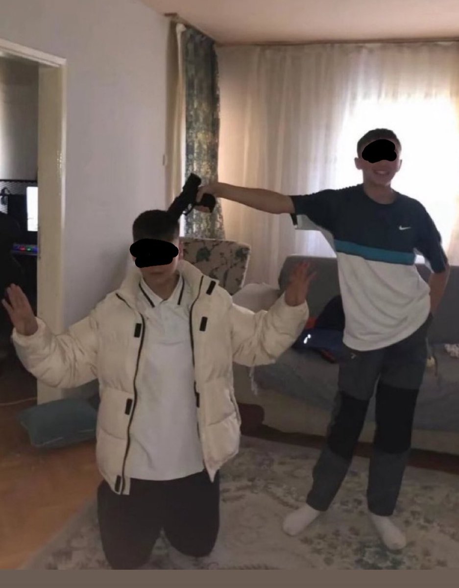 emrullaherdinc's tweet image. 📌 Bu Fotoğrafın Ardından Soruyoruz!
Suça sürüklenmiş bir çocuğun elinde silah, diğerinin başına dayalı… Ve bugün aynı çocuklar, Hakan Çakır’ın cinayetinden gözaltına alındı, tutuklandı.
Sayın İçişleri Bakanı, siz her gün “şu çeteyi çökerttik” diye açıklamalar yapıyorsunuz.…