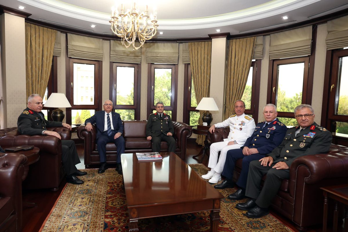 Millî Savunma Bakanı Yaşar Güler, Kara Kuvvetleri Komutanlığındaki devir teslim töreninin ardından Genelkurmay Başkanlığındaki devir teslim törenine iştirak etti. 

Törende, 2025 Yüksek Askerî Şûra Toplantısı’nda emekli olan Genelkurmay Başkanı Orgeneral Metin Gürak, görevi