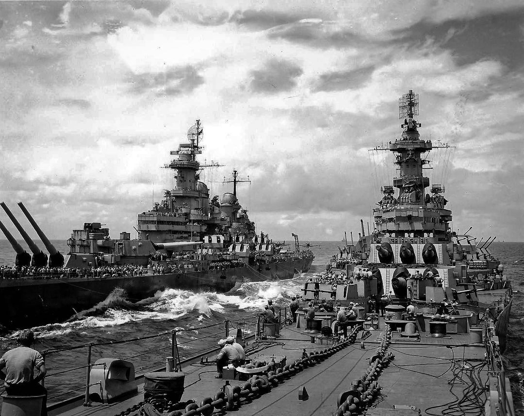 r116440's tweet photo. 🇺🇸 @USNavy Iowa class #battleship USS Missouri (BB-63) (left) transferring personnel to USS Iowa (BB-61)off the coast of Japan. 20 Aug 1945 #warship #navy #naval @ussiowa #BB61 #BB63 https://t.co/xk5HhbFlAp