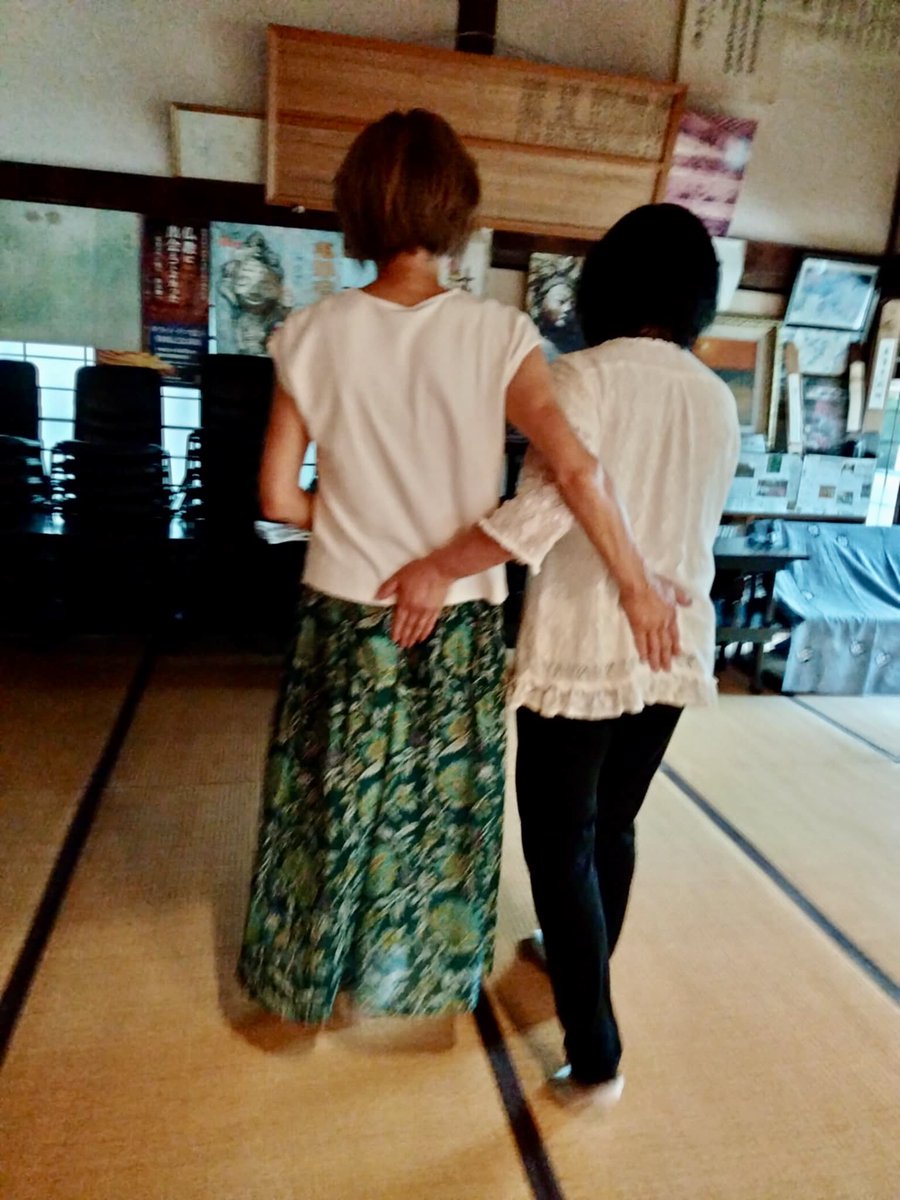 aoni_yoshi's tweet photo. 8/1、林昌寺本堂にてワークショップ「自分の軸を見つけ運転する」を開催しました。参加者＋見学者と。各部位をゆるめてあっという間の2時間。「私たちは36度5分の水風船。循環式温泉に浸かっているようなもの」〜意識を変えると五臓六腑がスコーンと腰に収まり、軸が育ちます。ふわふわの笑顔と共に♡ https://t.co/G7lnX5Dh8f