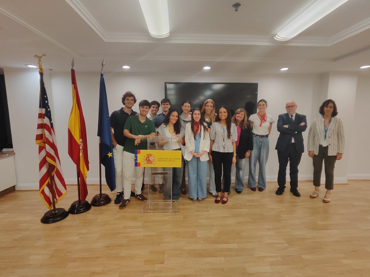 LoyolaAnd's tweet photo. Diez estudiantes de la Facultad de Ciencias Económicas y Empresariales viven una semana única en Georgetown University 🇺🇸: finanzas, networking y cultura en un entorno internacional de primer nivel. 🌎📚
👉 https://t.co/uO31JrxiRs https://t.co/SYZOLd3ud7