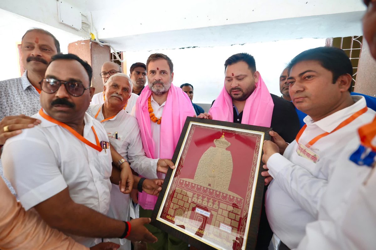 मंदिर
गले में गेंदे की माला
माथे पर तिलक
गले में गुलाबी चादर
देव मंदिर में राहुल गांधी