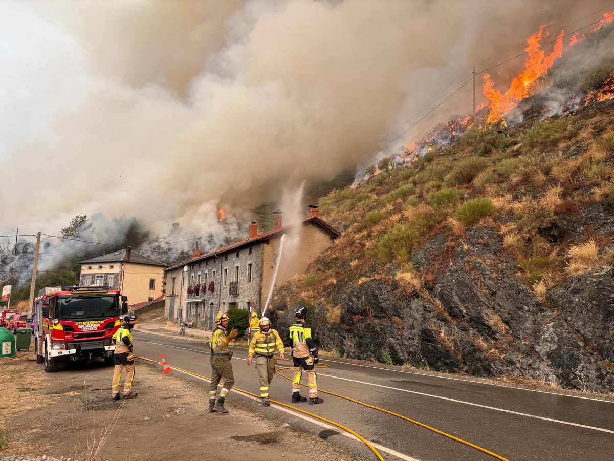 diputacionleon's tweet photo. 🚒 Los bomberos del SEPEIS de la #DiputaciónDeLeón del Parque de Cistierna están actuando contra el fuego en Barniedo, Boca de Huérgano. https://t.co/Zi7ihTTN9r