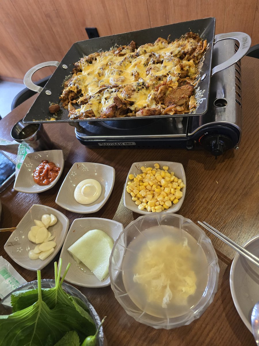 CAN I CRY NOW??? 😭😭😭😭

Was originally planning to go on full discrete mode without saying anything but the owner slightly saw my wallpaper and went ahead and gave us the "service" jh promised, he was so nice too 😭😭😭

He also said jh signed the wall April this year