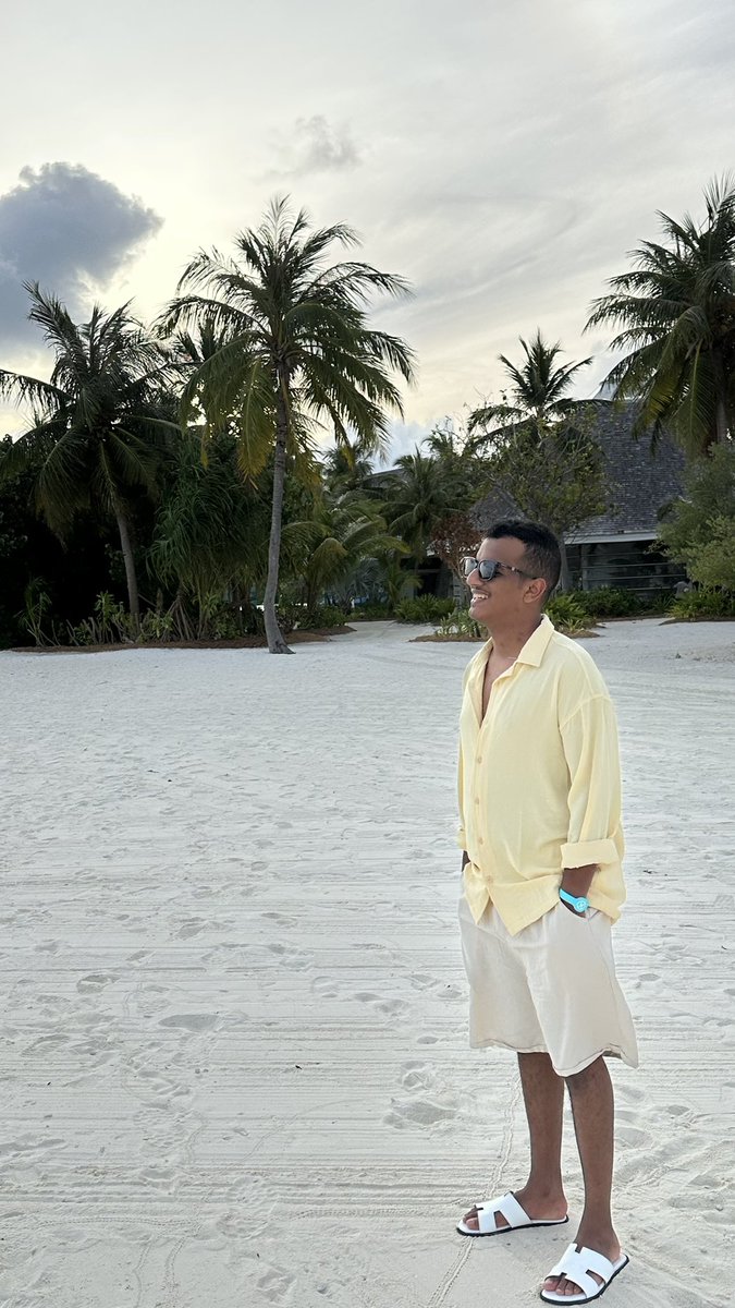 Hoshos_5's tweet photo. Love, sunsets, and the sound of the ocean, that’s all we need 🏝️💛 https://t.co/Jn9KjcMMoL