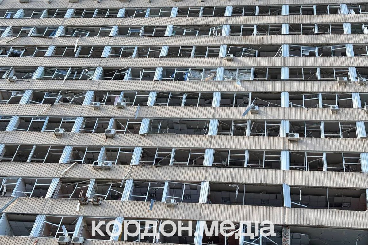 через те, що я не бачу у великих новинних каналах і змі ніяких новин про СумДУ, я напишу сама

цієї ночі русня двічі вдарила по СумДУ. 1 корпус знищено повністю. в інших теж руйнування. це вже 3 обстріл СумДУ, росія знищила 4 будівлі СумДУ і пошкодила ще більше
це СумДУ зараз.Р