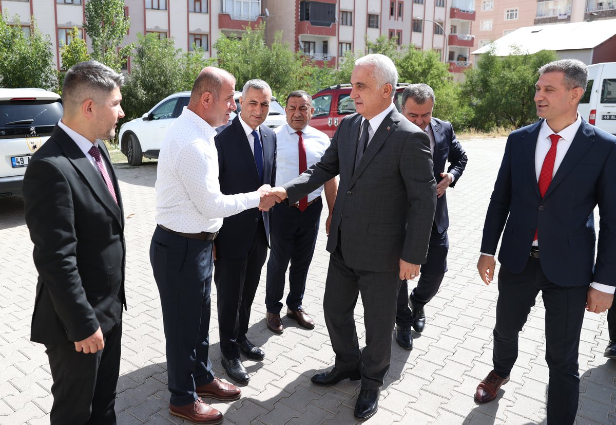 T.C. Muş Valiliği (@tcmusvaliligi) on Twitter photo Valimiz Sayın <a href="/Valiavnicakir/">Avni Çakır</a>, kısa bir süre önce Muş İl Millî Eğitim Müdürü olarak göreve başlayan Abdulkadir Altay'a 'hayırlı olsun' ziyaretinde bulundu.
Sayın Valimiz, kurumda yürütülen çalışmalar hakkında müdürümüzden bilgi alarak yeni görev yerinde başarılar diledi.#Muş Valimiz Sayın <a href="/Valiavnicakir/">Avni Çakır</a>, kısa bir süre önce Muş İl Millî Eğitim Müdürü olarak göreve başlayan Abdulkadir Altay'a 'hayırlı olsun' ziyaretinde bulundu.
Sayın Valimiz, kurumda yürütülen çalışmalar hakkında müdürümüzden bilgi alarak yeni görev yerinde başarılar diledi.#Muş