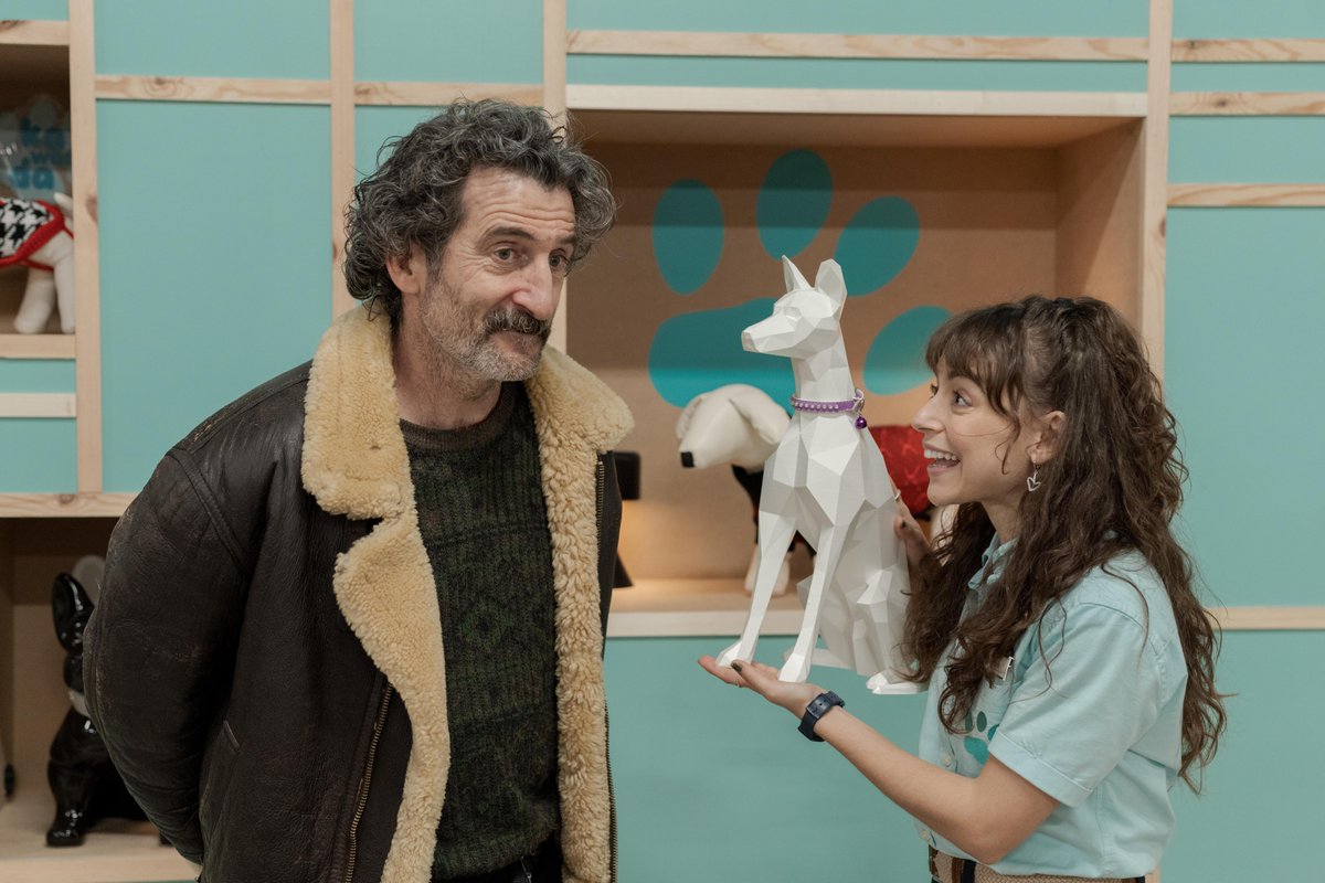🦜Cambio de hábitat: de curar vacas a elegir el color del collar para un chihuahua. La serie #Animal 🐈, protagonizada por Luis Zahera y Lucía Caraballo, llega el 3 de octubre.