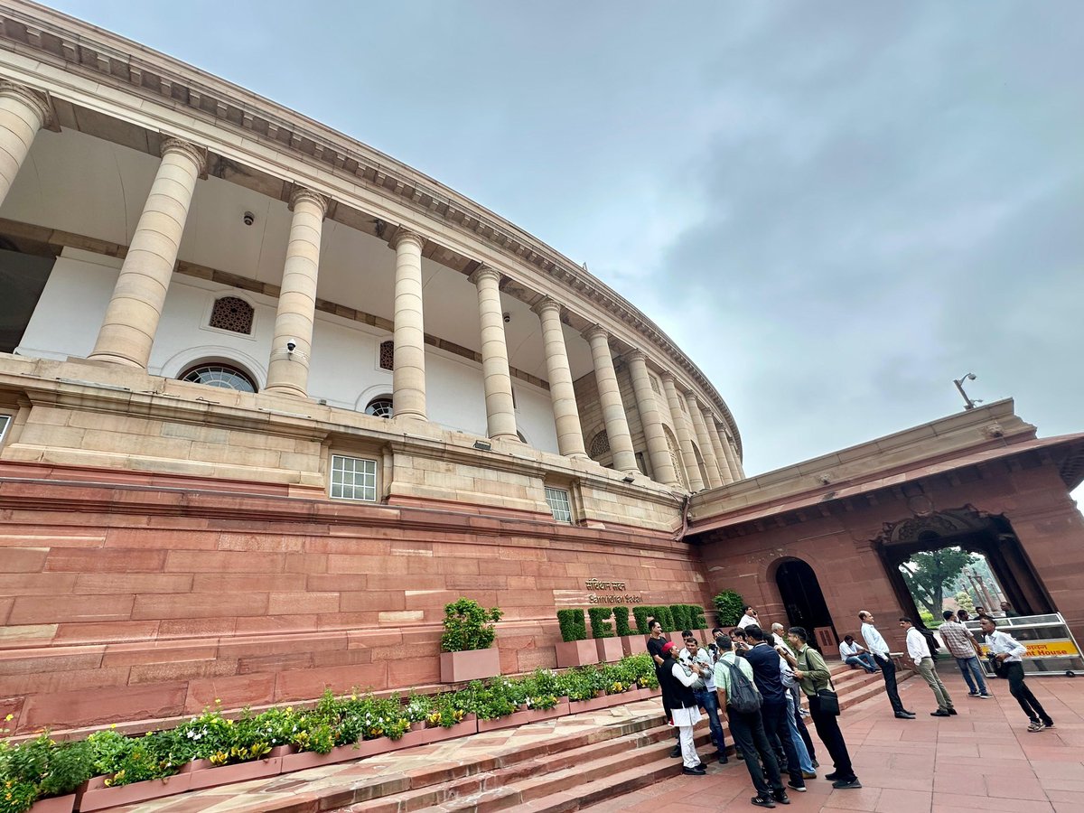 हमारा हक़, हमारा वोट
बंद करो ये लूट-खसोट