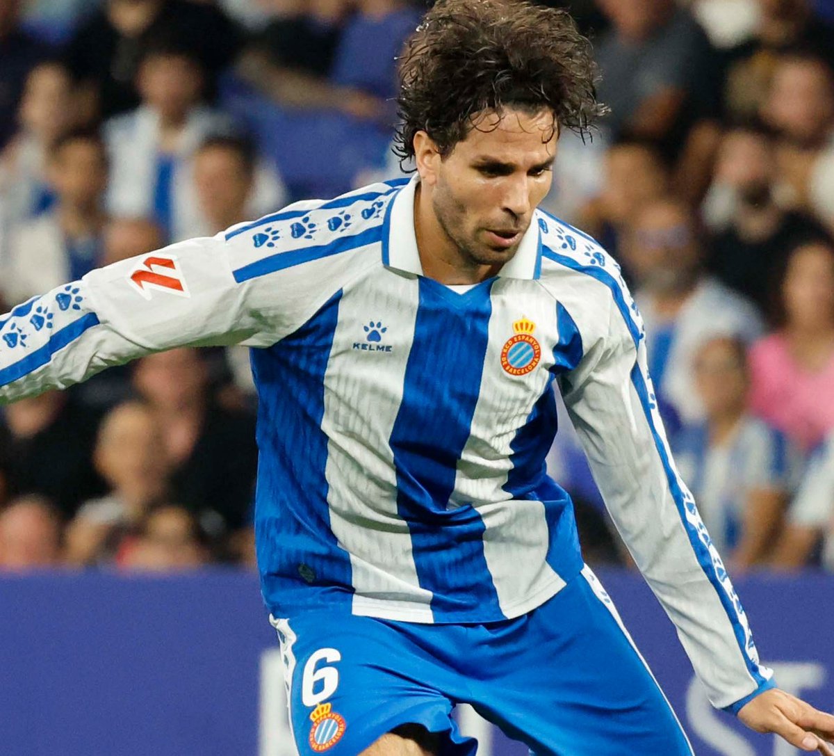 A mí me parece la mejor camiseta de España con mucha diferencia. Sencilla, clásica, respetuosa. Limpia. Alguna vez hemos tenido Kelme nosotros??