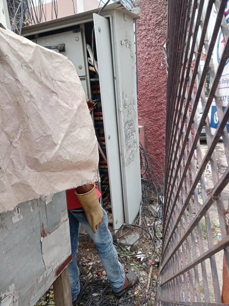 seeudc7's tweet photo. Revenue realisation work rph sub division alambagh under EUDC Vrindavan amausi zone Lucknow on dt 18.08.2025
@MVVNLHQ 
@MVVNLmd 
@UPPCLLKO 
@ZoneAmausi https://t.co/nORe8xmJs9