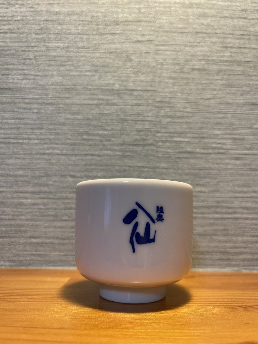 ichiro_matrix's tweet image. ・・
3日目の朝は
『陸奥八仙』『男山』を醸造する
『八戸酒造』へ仕込み蔵見学

全て地元青森産の酒米に限定する
地に足ついた酒造り
蔵の見学に
試飲もできて
とっても勉強になりました

スパークリング感溢れる生原酒や
純米吟醸は
新潟の『鶴齢』や『謙信』を思わせるような
芳醇旨口…