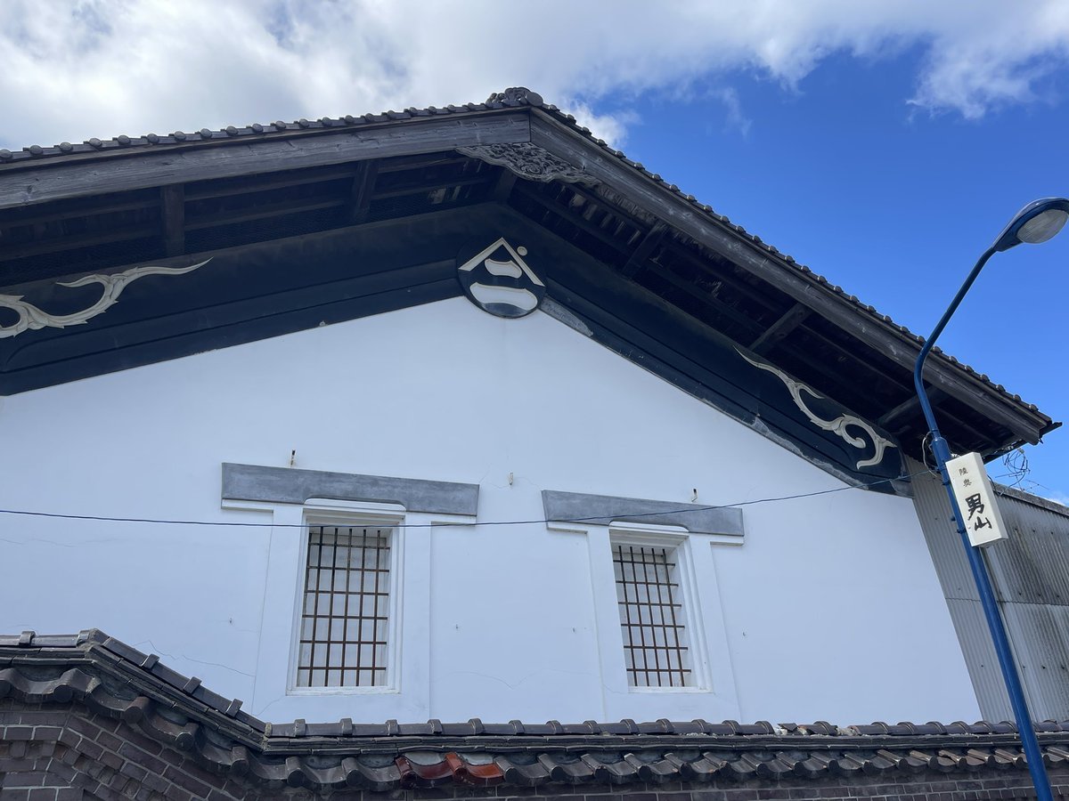 ichiro_matrix's tweet image. ・・
3日目の朝は
『陸奥八仙』『男山』を醸造する
『八戸酒造』へ仕込み蔵見学

全て地元青森産の酒米に限定する
地に足ついた酒造り
蔵の見学に
試飲もできて
とっても勉強になりました

スパークリング感溢れる生原酒や
純米吟醸は
新潟の『鶴齢』や『謙信』を思わせるような
芳醇旨口…