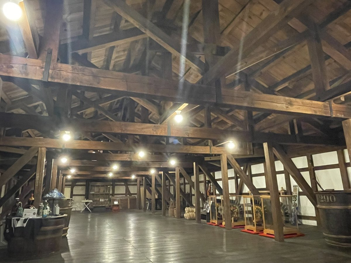 ichiro_matrix's tweet image. ・・
3日目の朝は
『陸奥八仙』『男山』を醸造する
『八戸酒造』へ仕込み蔵見学

全て地元青森産の酒米に限定する
地に足ついた酒造り
蔵の見学に
試飲もできて
とっても勉強になりました

スパークリング感溢れる生原酒や
純米吟醸は
新潟の『鶴齢』や『謙信』を思わせるような
芳醇旨口…