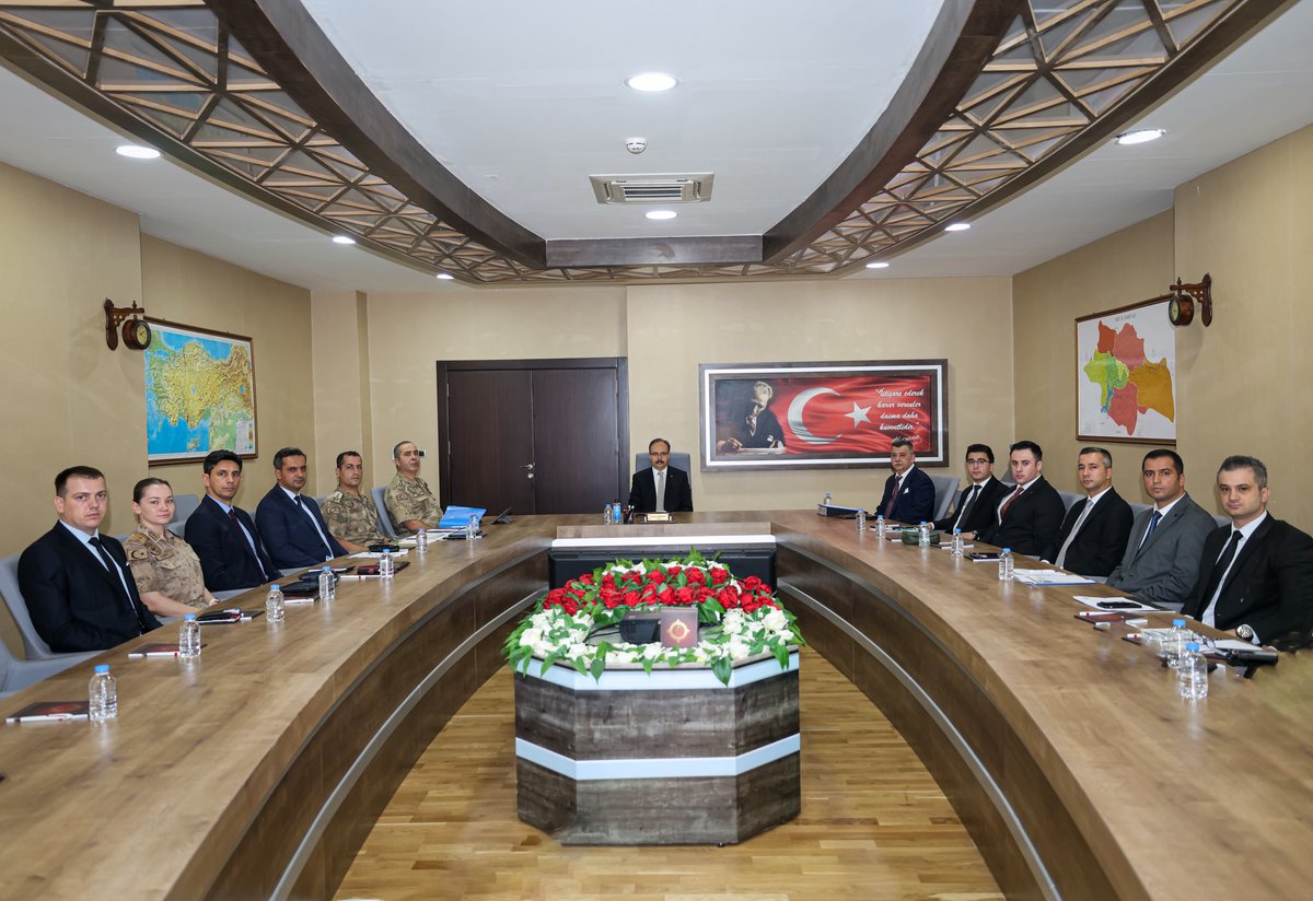 #Siirt il genelinde alınan güvenlik tedbirlerinin değerlendirildiği, 'Haftalık İl Güvenlik ve Asayiş Koordinasyon Toplantısı' Valimiz Sayın <a href="/Dr_KemalKzlkaya/">Dr. Kemal KIZILKAYA</a> başkanlığında gerçekleştirildi.

Toplantıda;
✅Asayiş,
✅Terörle Mücadele,
✅Mali ve Organize Suç Örgütleriyle Mücadele,