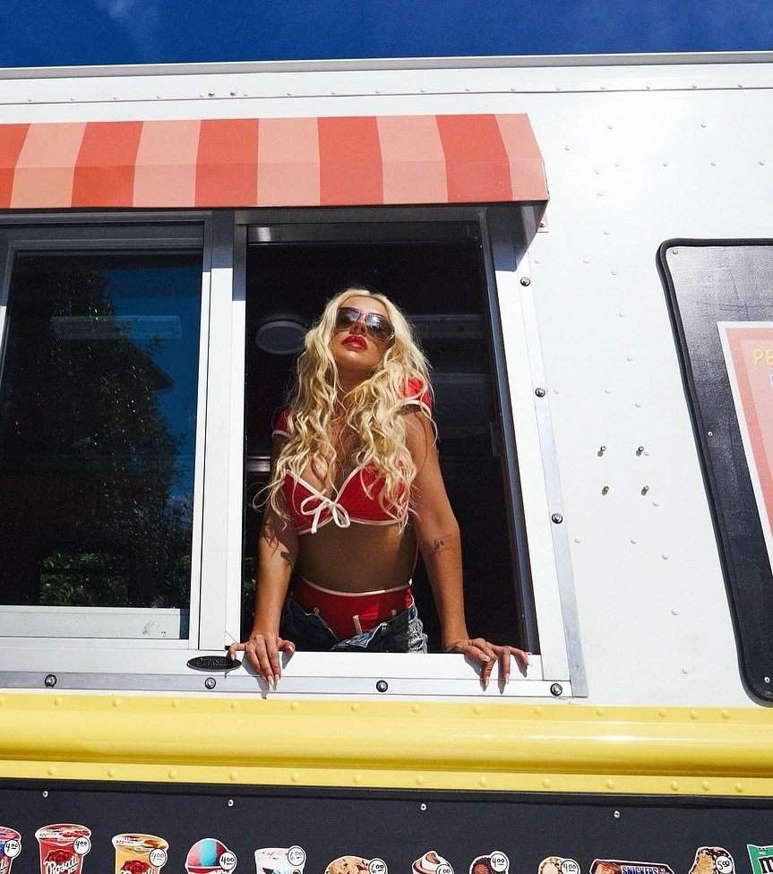 Xtinachartsww's tweet image. Christina Aguilera recorded a music video on May 7th.