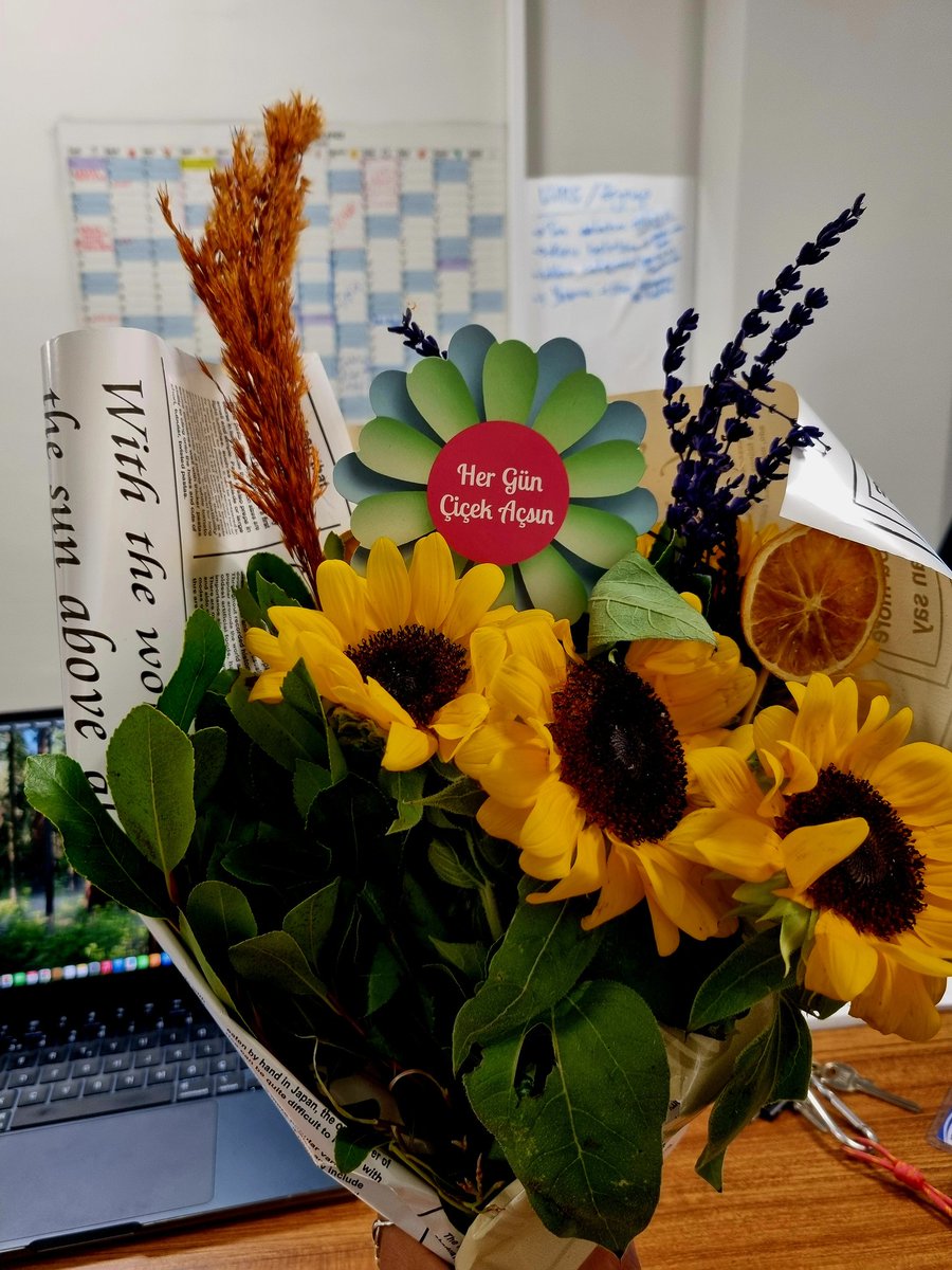 Kelimeler yetmeyebilir. 
Yüzümüzün güneşe dönmesini isteyen dostlar, kardeşler var olsun. 🙏🏻
#Doğumgünüdevamederken :)