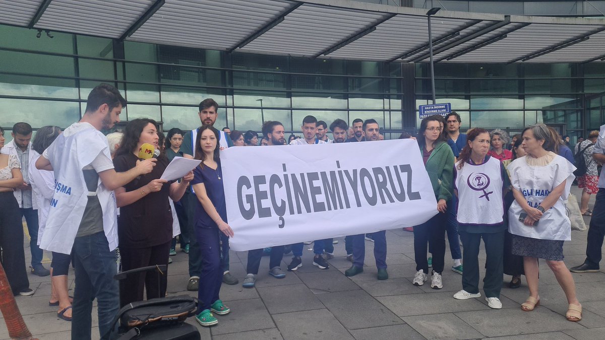 GazetePatika's tweet photo. Sağlık emekçileri sefalet zammına karşı ayakta

İstanbul Prof. Dr. Cemil Taşcıoğlu Şehir Hastanesi’nde görev yapan sağlık emekçileri, iktidarın dayattığı sefalet zammına karşı “Geçinemiyoruz” diyerek hastane önünde basın açıklaması düzenledi

#MemurAnkaraYolunda
#ekonomi
#eylem https://t.co/GObiMVDliE