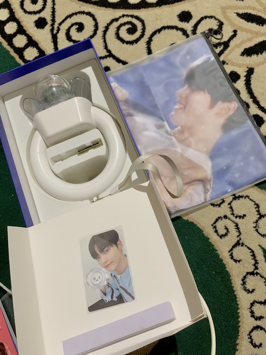 hrdbeen's tweet photo. wts lightstick zb1 / rose ring  {used} and slogan wave hanbin {new}

⭐️ Lightstick 550k
⭐️Box ✅
⭐️Pc ls hanbin ✅
⭐️Slogan only 150k
⭐️Inc All 🍊✅
⭐️Dom Jabar

if buying lightstick with slogan 680k all https://t.co/Nf4880CfIF