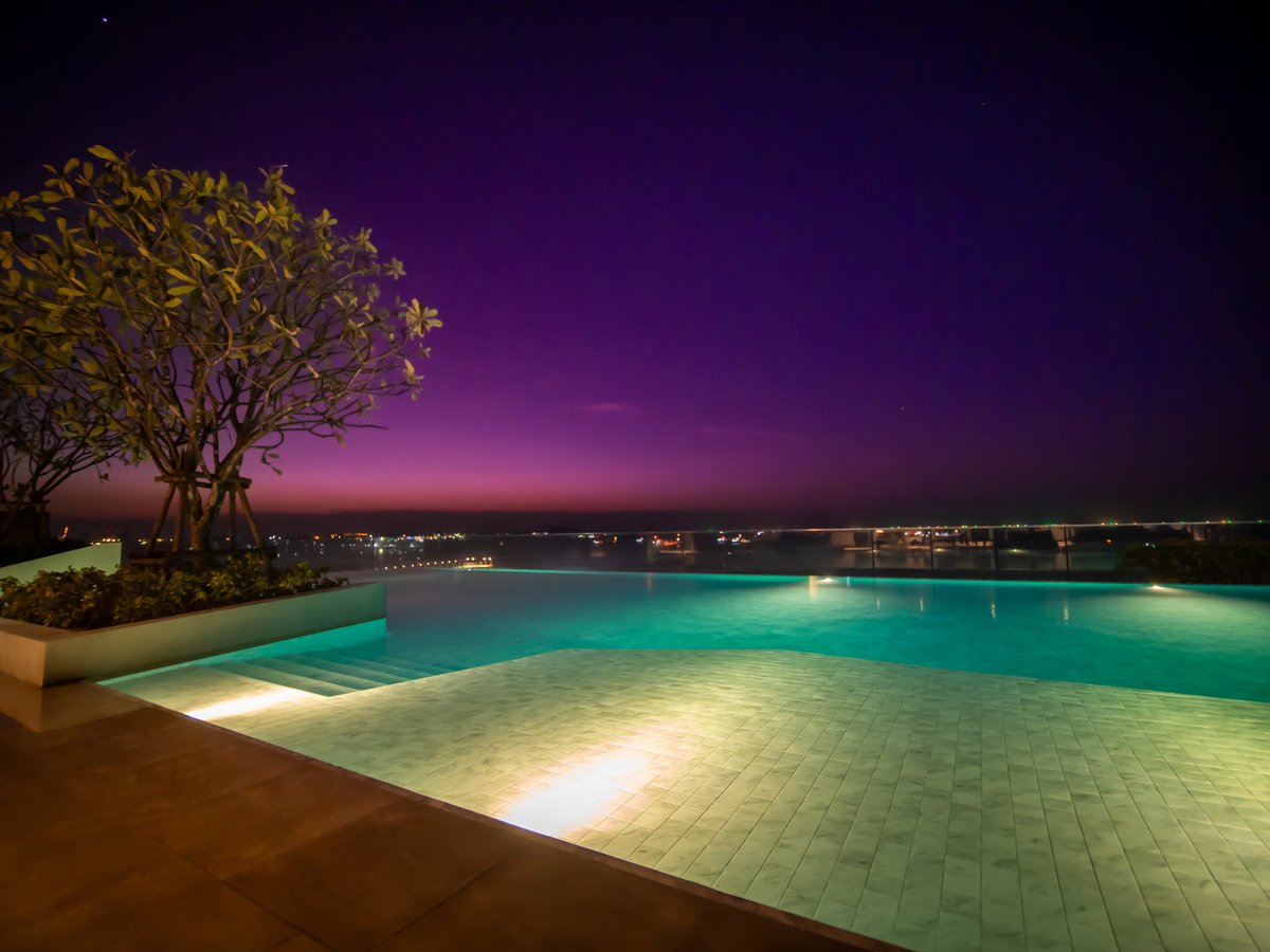 แต่พอเจ็บ มันเจ็บเกินใคร
เป็นเพราะใจเราบางเหลือเกิน