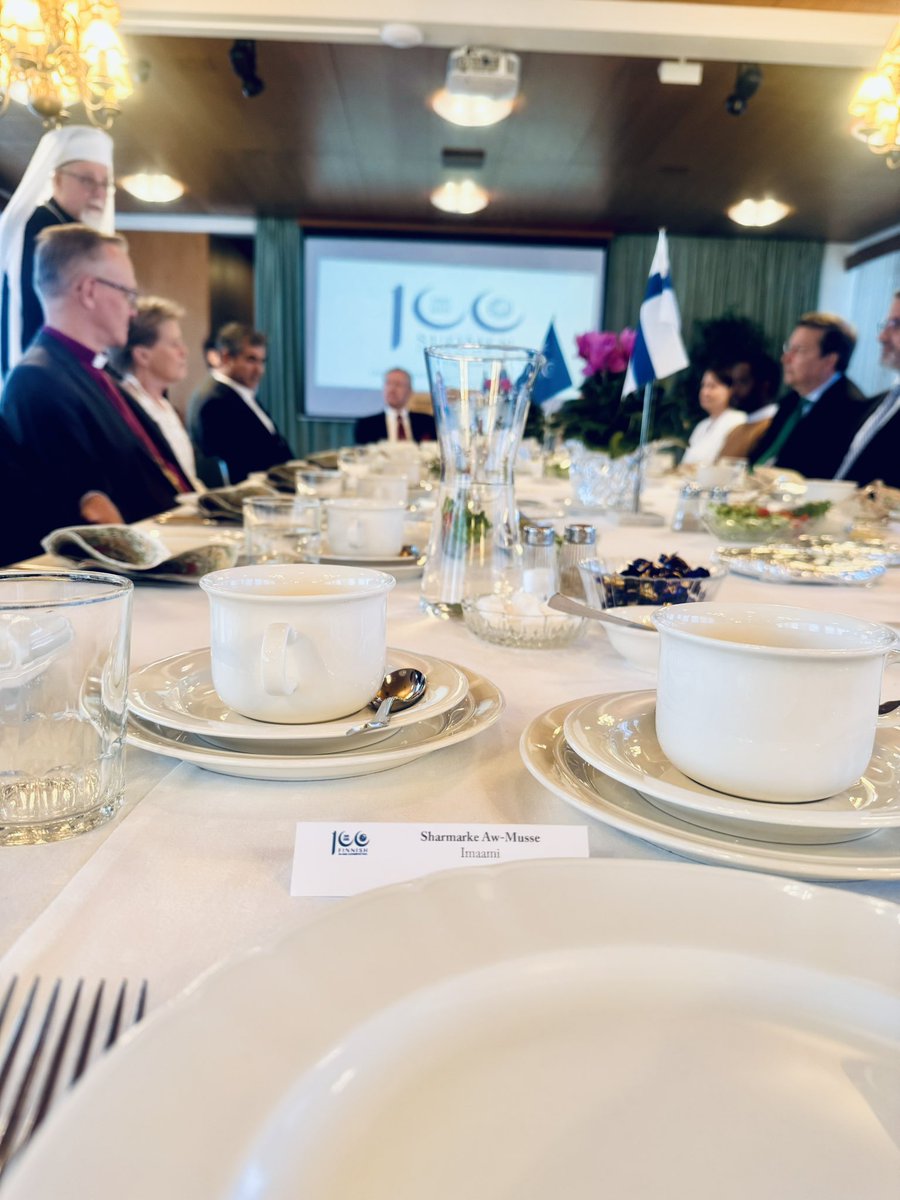 Evlut kirkko juhlii muslimien kanssa islamia.

Kun evlut kirkolla on juhla, muslimi ei suostu edes jalallaan astumaan sisälle kristittyjen rakennukseen.

Kristityt myyvät arvojaan. Joku voisi kutsua sitä huora*miseksi.