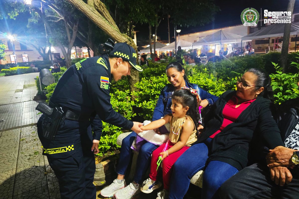 PoliciaStander's tweet photo. 👮‍♂️La Policía Nacional en #Zapatoca acompaña a la comunidad en sus espacios de recreación y esparcimiento, promoviendo seguridad, confianza y convivencia.

#SegurosCercanosYPresentes 💚🇨🇴 https://t.co/MHrTHevon8