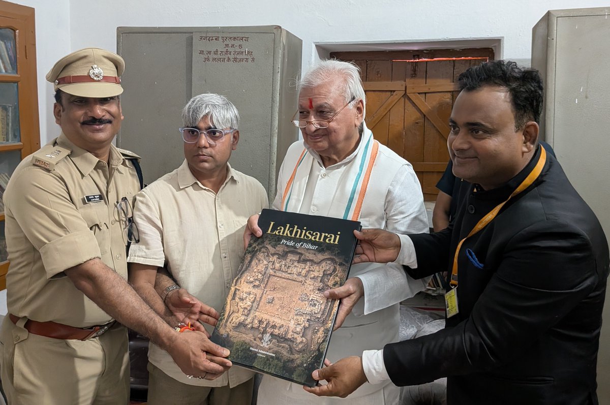 Mithi_IAS2011's tweet image. श्री जगदम्बा हिंदी पुस्तकालय, बड़हिया (1923-2023) के शताब्दी समारोह का भव्य आयोजन। माननीय राज्यपाल श्री आरिफ़ मोहम्मद खाँ, उप मुख्यमंत्री श्री विजय कुमार सिन्हा व श्री संजय कुमार सिंह की गरिमामयी उपस्थिति। इस अवसर पर कॉफ़ी टेबल बुक “लखीसराय: प्राइड ऑफ़ बिहार” समर्पित।