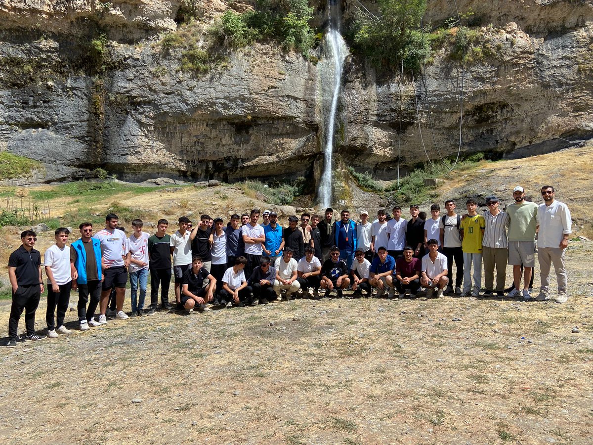 Çukurca Gençlik Merkezi olarak Hakkâri Mergabütan Kampı’na 19 öğrencimizi gönderdik 🎒.
Ağaç Dibi ve Berçelan Yaylası’nda 🌄 geziler yaptık, keyifli sohbetler ettik 🤝✨.
