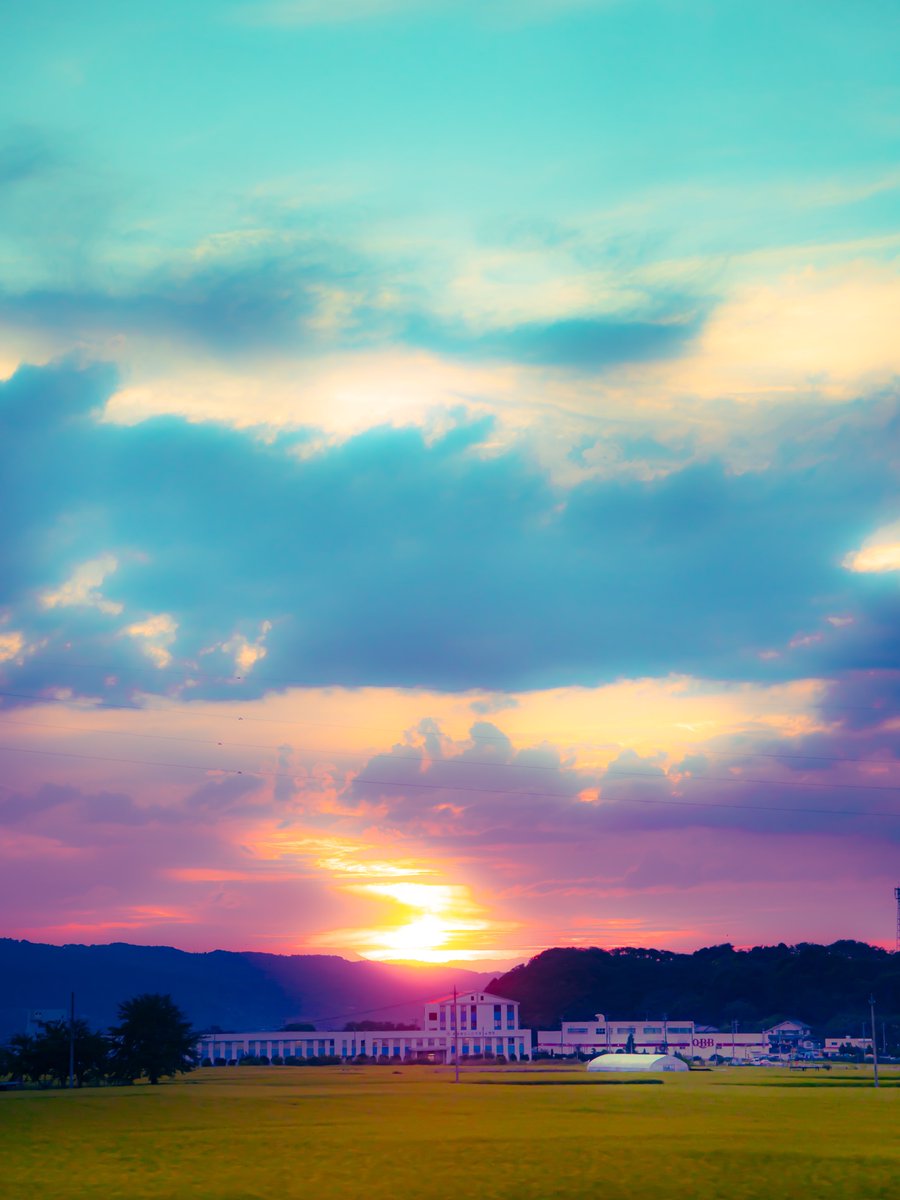 本日の夕刻、走行中の車内から。

やっと帰宅しました🏠
それでは、おやすみ。良い夢を。