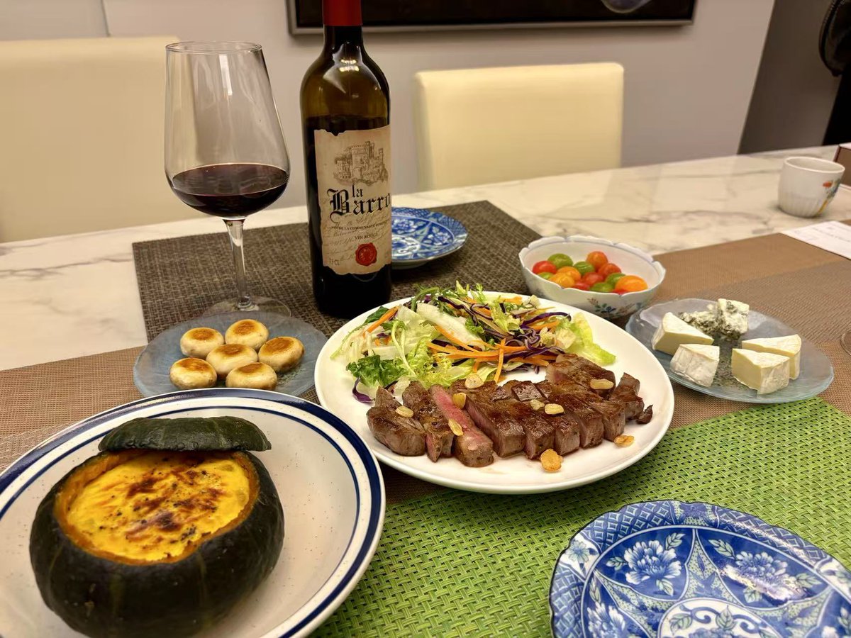 uchinookan15's tweet photo. カボチャのキッシュって初めて���いた。週末はワインを飲みたいおとんのためにおかんがチャレンジしてみたらしい。ﾔｻｼｲ。でもちょっと食べすぎじゃない？w

#ごはん #ご飯 #晩ごはん #晩御飯 #料理 #レシピ #献立 #料理記録 #自炊 #自炊記録 #今日の夕ご飯 #おかん #おかんのご飯 #うちのおかん https://t.co/eoBj79OaHe