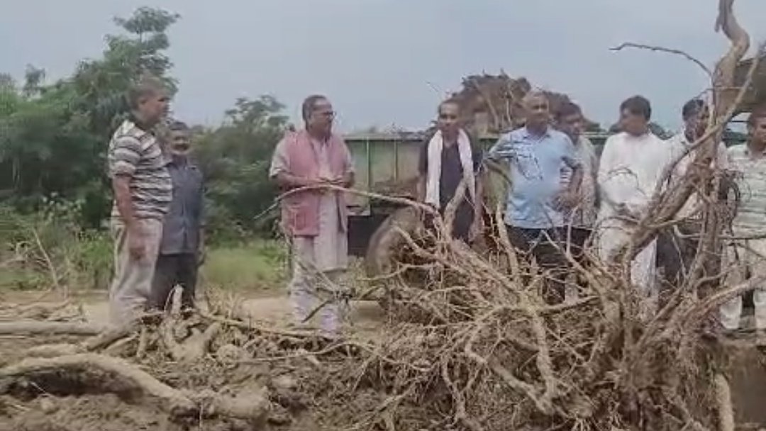 Visited the villages of Katli, Arnoa and Pranjali of Dinga Amb Tehsil affected by Cloud Burst in District #Kathua.
Talked to the victims and assured them of every possible help. Also talked to <a href="/districtadmkat1/">DC Kathua</a>, SSP <a href="/KathuaPolice/">Kathua Police</a> &amp; XENs of concerned departments.