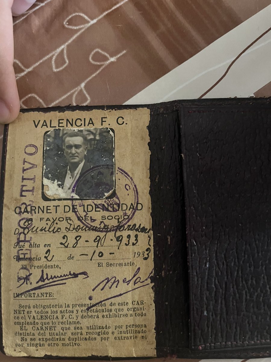 Joyita que me acabo de encontrar por casa.
Carnet de socio del Valencia C.f de mi bisabuelo,  año 1933. 92 años de historia