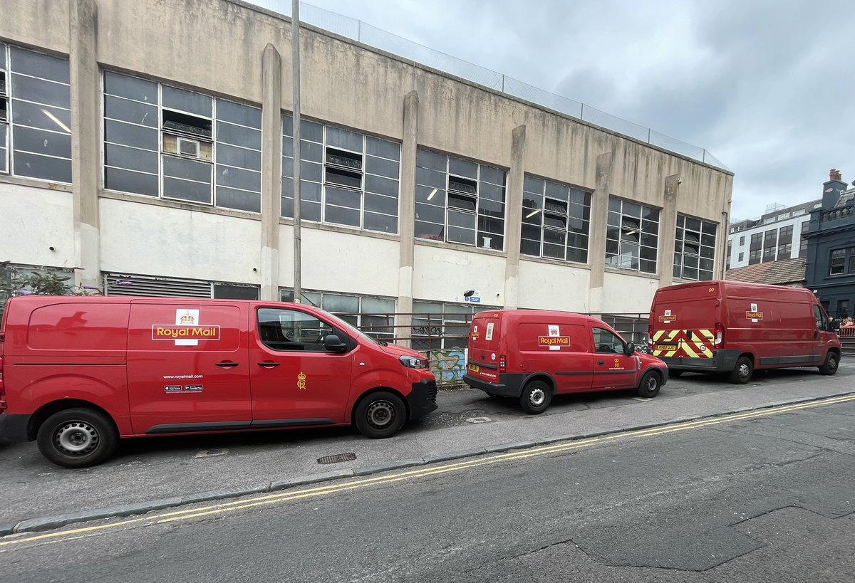 alisonrpalmer's tweet photo. Good Afternoon &amp; Happy New Week 📮 #MailVanMonday A trio spotted in Brighton on Saturday 📮 https://t.co/xmAJOHiVnS